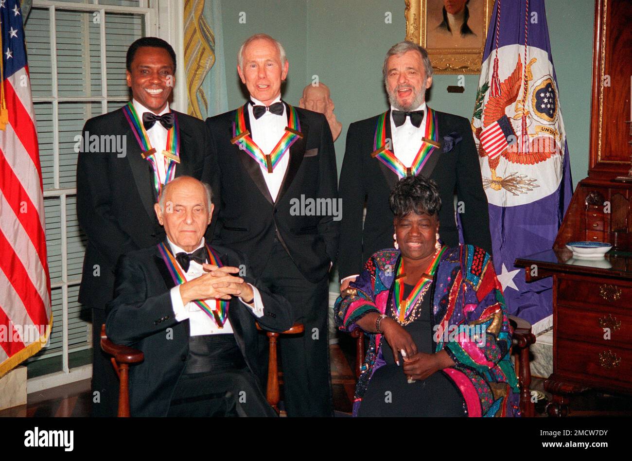 FILE - The Kennedy Center Honors recipients of 1993, are, founder of the Dance Theater of Harlem Arthur Mitchell, from left, entertainer Johnny Carson, composer-lyricist Stephen Sondheim; sitting from left, conductor Georg Solti and singer Marion Williams posing for a portrait wearing their medals following a dinner in their honor at the State Department in Washington, D.C., on Dec. 4, 1993. Sondheim, the songwriter who reshaped the American musical theater in the second half of the 20th century, has died at age 91. Sondheim's death was announced by his Texas-based attorney, Rick Pappas, who t Banque D'Images