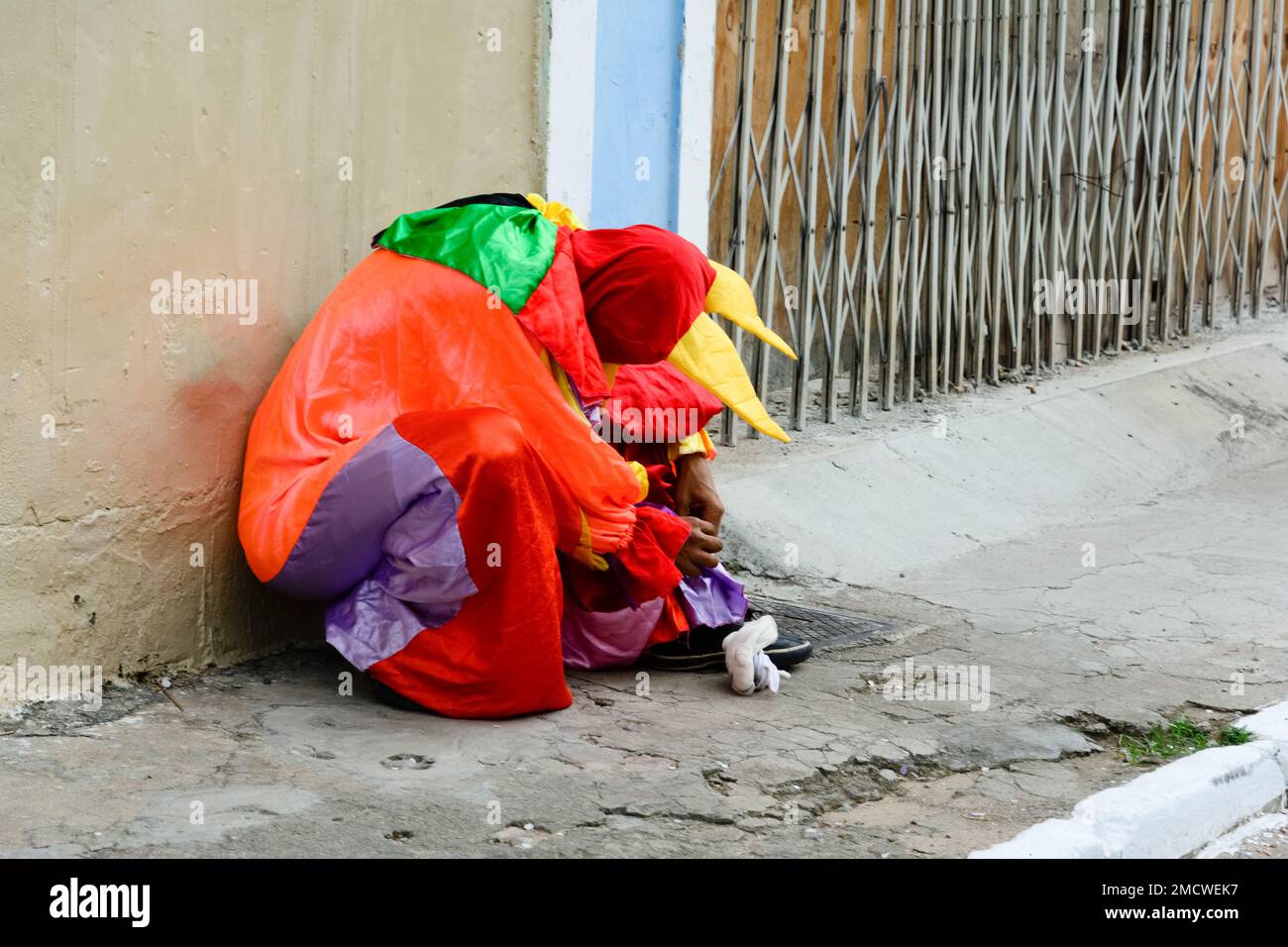 Maragogipe, Bahia, Brésil - 27 février 2017: Personne habillée dans le style de carnaval de Venise assis en s'amusant pendant le carnaval de rue dans la ville Banque D'Images