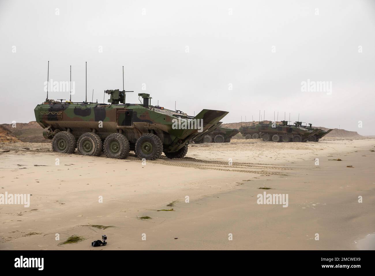 220711-N-YG415-1018 CAMP PENDLETON, CALIFORNIE (11 juillet 2022) – un véhicule de combat amphibie (VCA) avec le bataillon d'assaut des amphibiens de 3D, 1st Division marine, se trouve sur la plage du camp Pendleton, 11 juillet. Les ACV utilisés dans les opérations amphibies amplifient l'équipe Marine-Marine corps pour opérer dans un environnement réaliste et à armes combinées afin d'améliorer les tactiques, techniques et procédures de combat naval. L'île Makin est actuellement en cours d'exécution des opérations de routine dans la flotte américaine 3rd. Banque D'Images