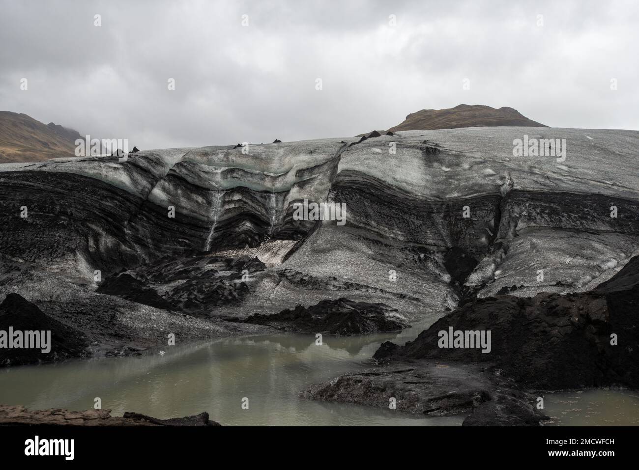 Glacier de glace avec cendre, islande Banque D'Images