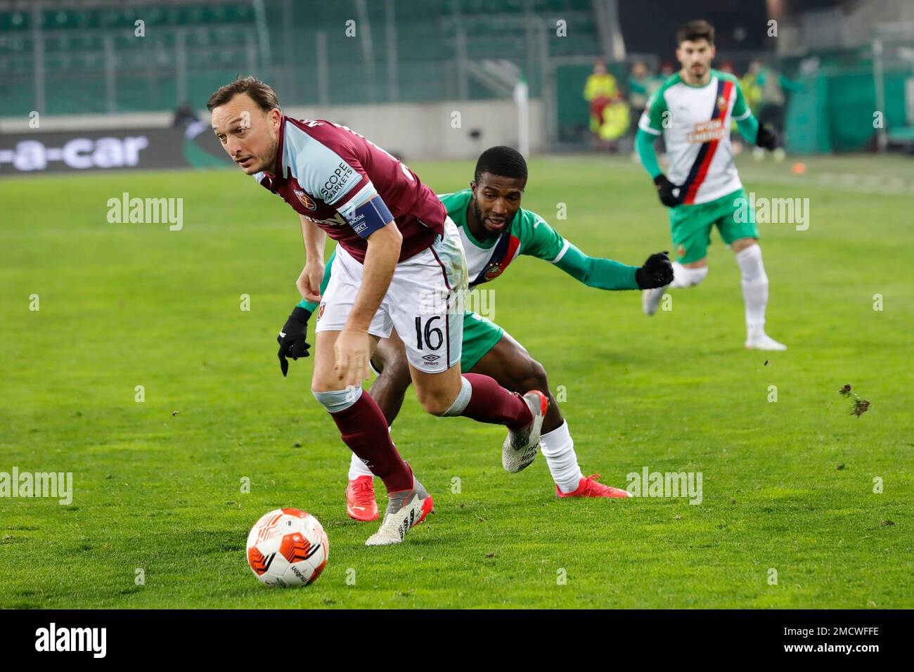 West Ham's Mark Noble, left, vies for the ball with Rapid Wien's Kelvin Arase during the Europa League group H soccer match between Rapid Wien and West Ham United at the Alianz stadium in Vienna, Austria, Thursday, Nov. 25, 2021. (AP Photo/Lisa Leutner) Banque D'Images