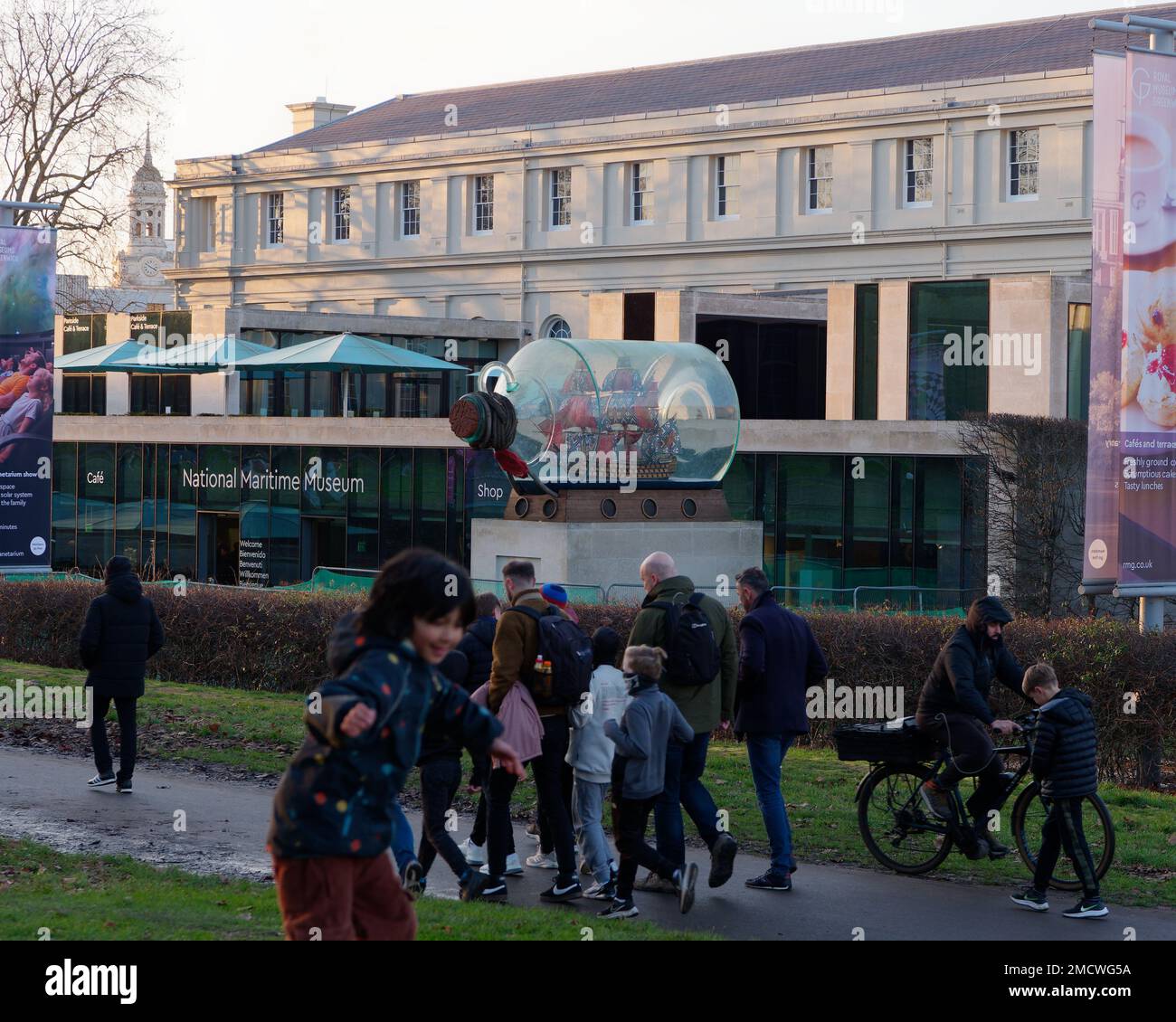 Bateau dans une bouteille à Greenwich que les gens marchent et un jeune garçon court au premier plan. Londres, Angleterre Banque D'Images