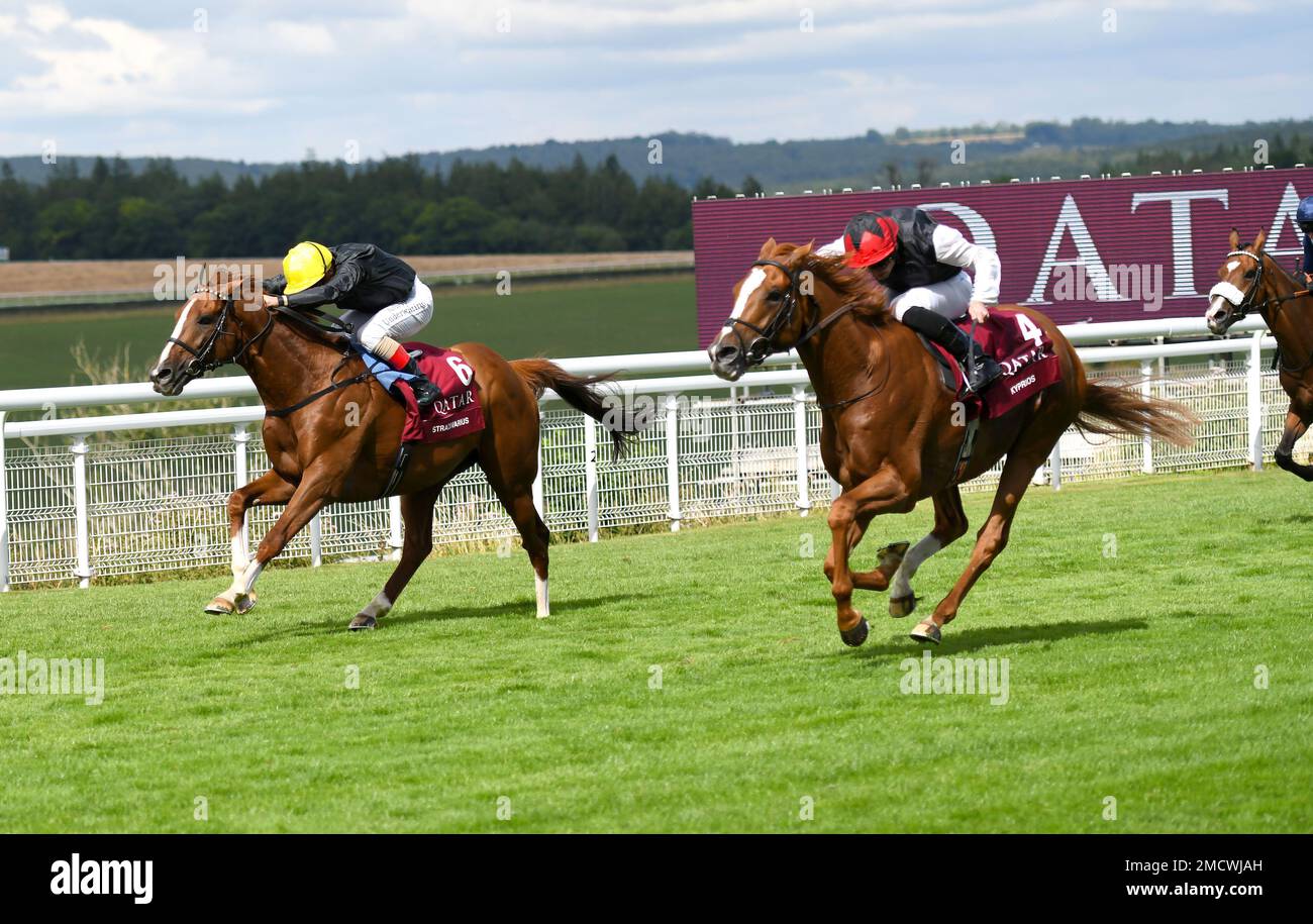 Qatar Goodwood Festival Meeting 26th juillet 2022 à Goodwood Racecourse, Chichester - première journée - Al Shaqab Goodwood Cup Stakes - Kyprios bat Stradivarius à la ligne d'arrivée Banque D'Images