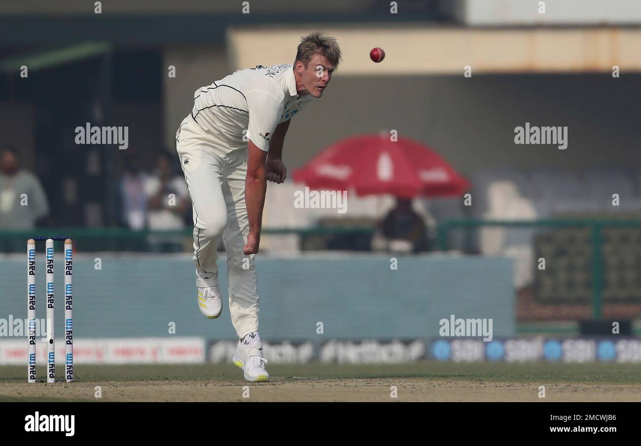 New Zealand's Kyle Jamieson bowls during the day one of their first test cricket match with India in Kanpur, India, Thursday, Nov. 25, 2021. (AP Photo/Altaf Qadri) Banque D'Images