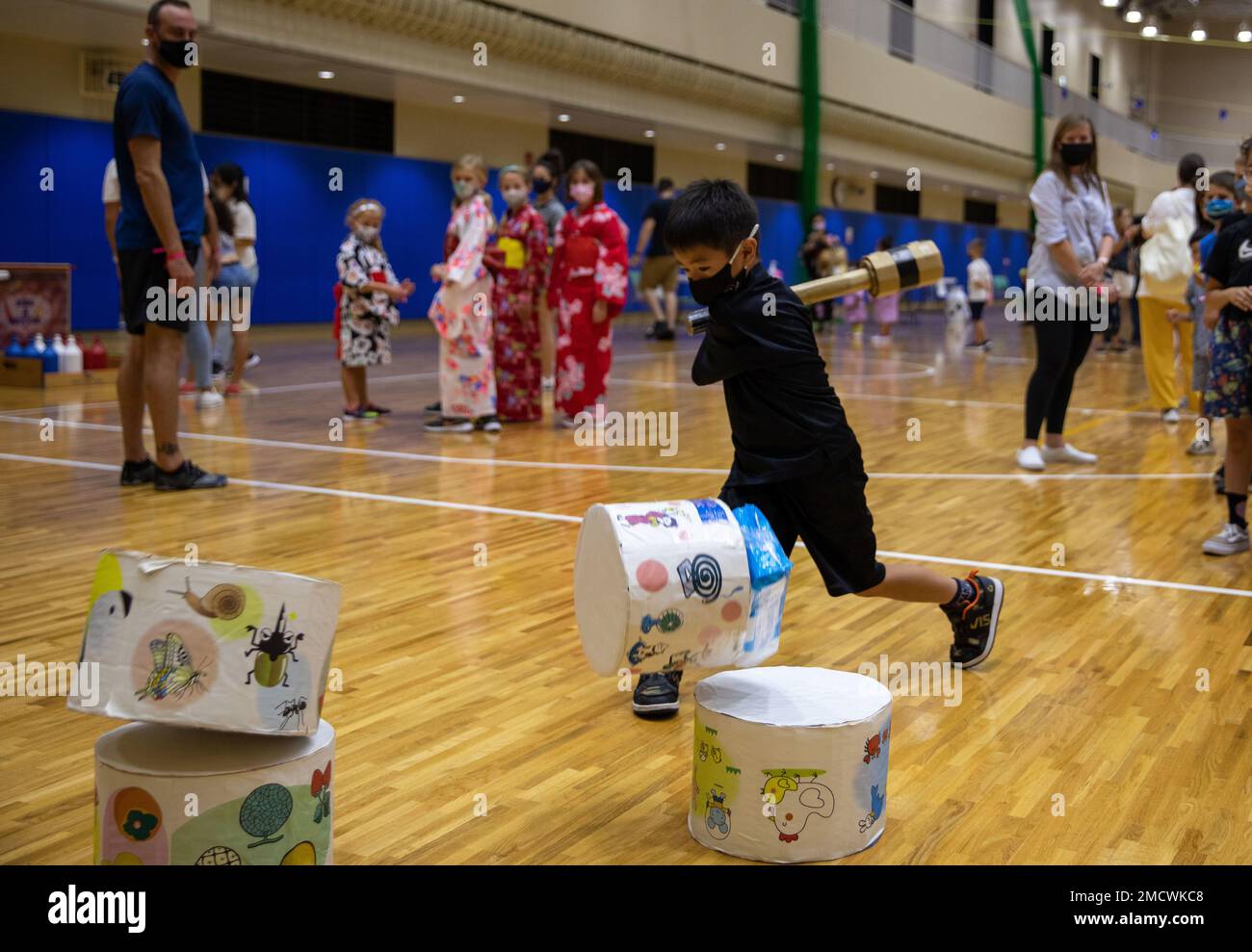 Un enfant balance une chauve-souris pendant le Festival des étoiles de Tanabata à Iwakuni, Japon, 10 juillet 2022. Le Tanabata Star Festival, originaire de Chine, remonte à des milliers d'années; les gens célèbrent aujourd'hui le festival en accrochant leurs souhaits manuscrits sur des bambous et en accueillant la saison d'été. Ces événements, organisés par la Marine corps Air Station Iwakuni Japanese American Society, ont pour but de présenter aux membres DE SOFA les déguisements, les jeux et les coutumes traditionnels japonais, ce qui renforce encore davantage les liens entre les locaux américains et japonais. Banque D'Images