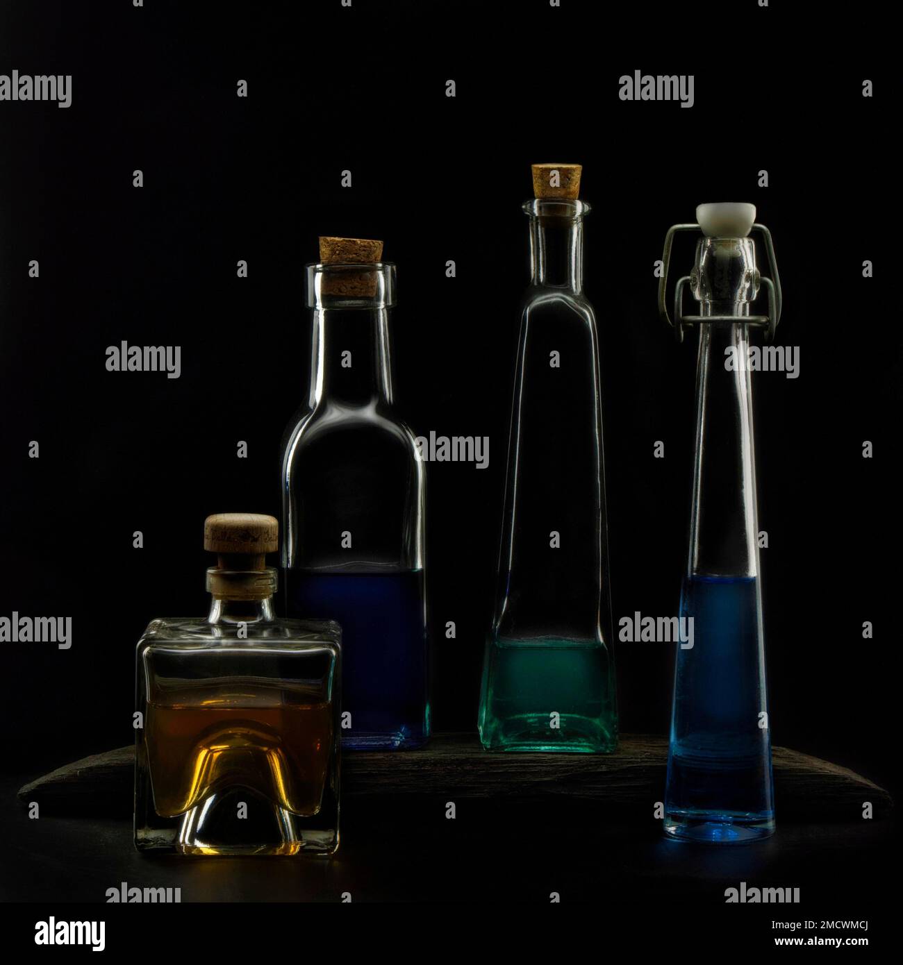 Thème Cosmetics, huile, Mysticisme, encore la vie avec des liquides colorés en bouteilles de verre, Studio shot, photo de symbole Banque D'Images