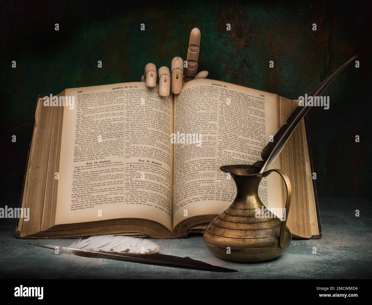 Apprentissage de thème, foi, livre, encore la vie avec la vieille bible, main en bois et plume d'oiseau dans vase en métal, photo de symbole, studio Banque D'Images