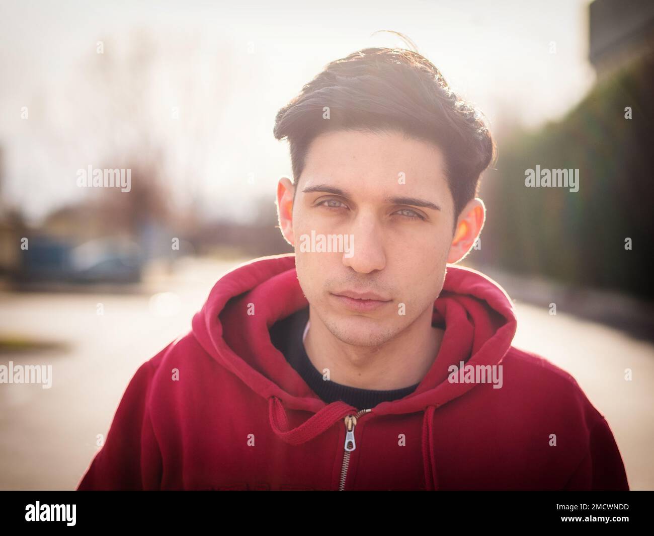 Coup de tête d'un beau jeune homme en milieu urbain Banque D'Images