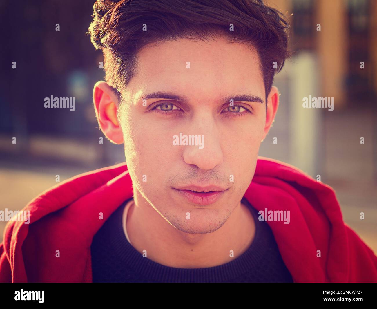 Coup de tête d'un beau jeune homme en milieu urbain Banque D'Images