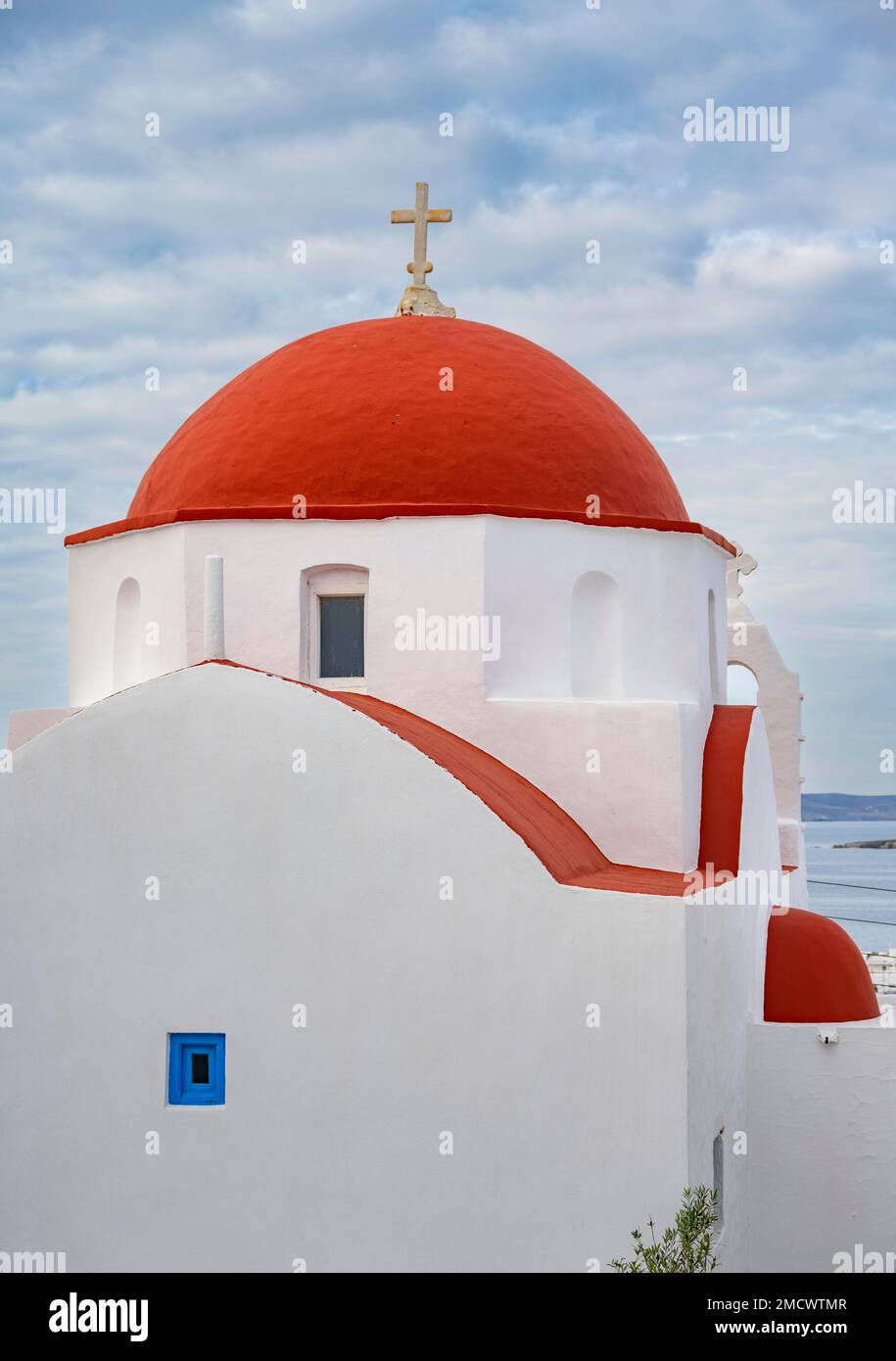 Église blanche à dôme rouge, petite église cycladique Agios Spyridon, ruelles de la vieille ville de Chora, ville de Mykonos, Mykonos, Cyclades, Grèce Banque D'Images