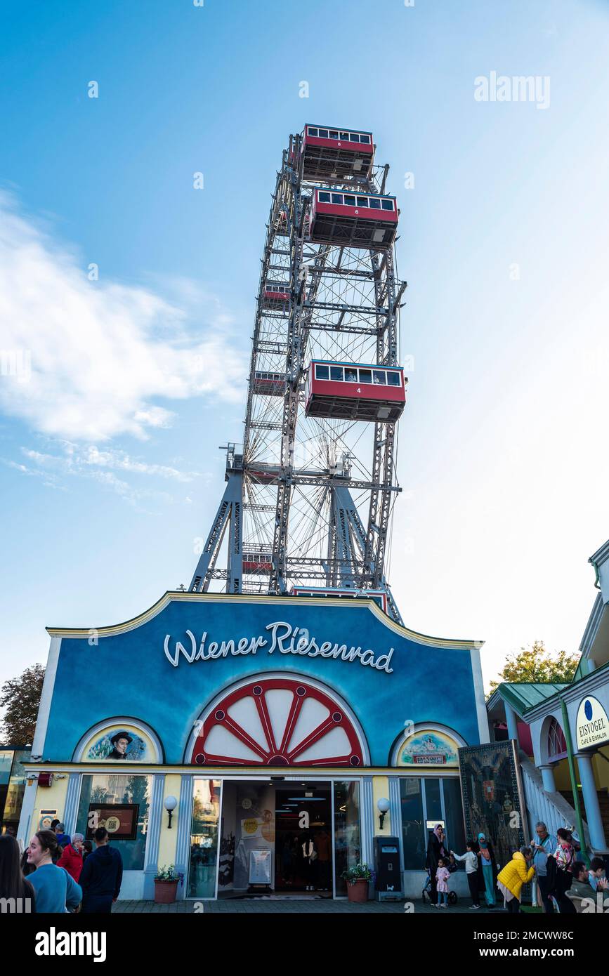 Vienne, Autriche - 16 octobre 2022: Wiener Riesenrad, célèbre roue de ferris dans le Wurstelprater ou Prater, parc d'attractions avec les gens autour de Léopold Banque D'Images