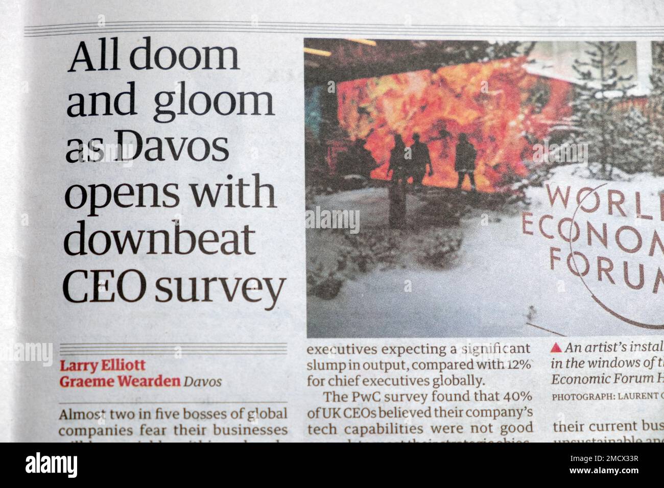 « Tout sombre et mordu alors que Davos s'ouvre avec une enquête menée par un PDG à contre-cœur », le journal Guardian, titre de l'article du Forum économique mondial portant sur la réduction de janvier 2023 à Londres au Royaume-Uni Banque D'Images