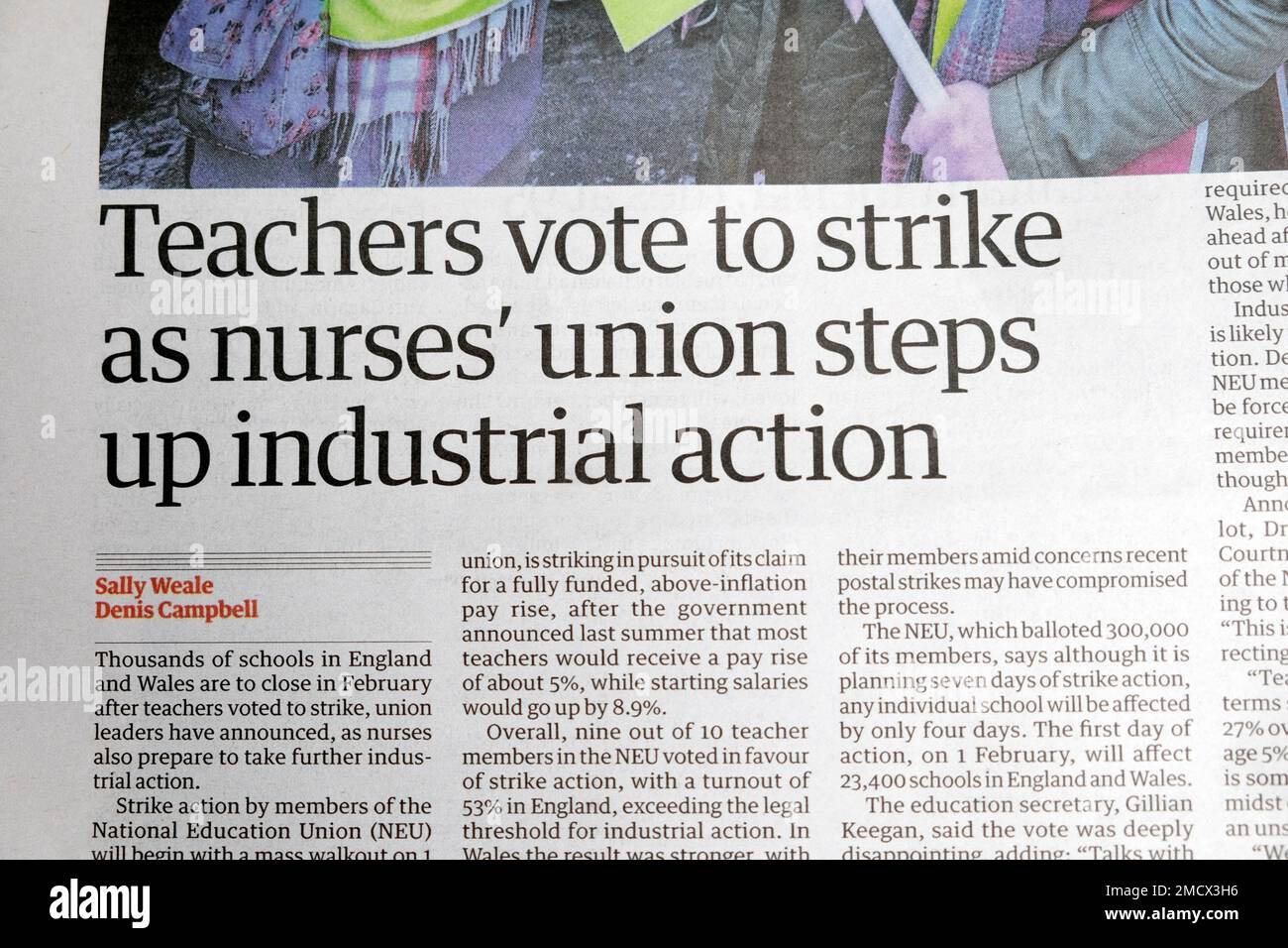 "Les enseignants votent pour la grève alors que le syndicat des infirmières augmente l'action industrielle" le journal Guardian titre écoles article couper le 17 janvier 2023 Londres UK Banque D'Images