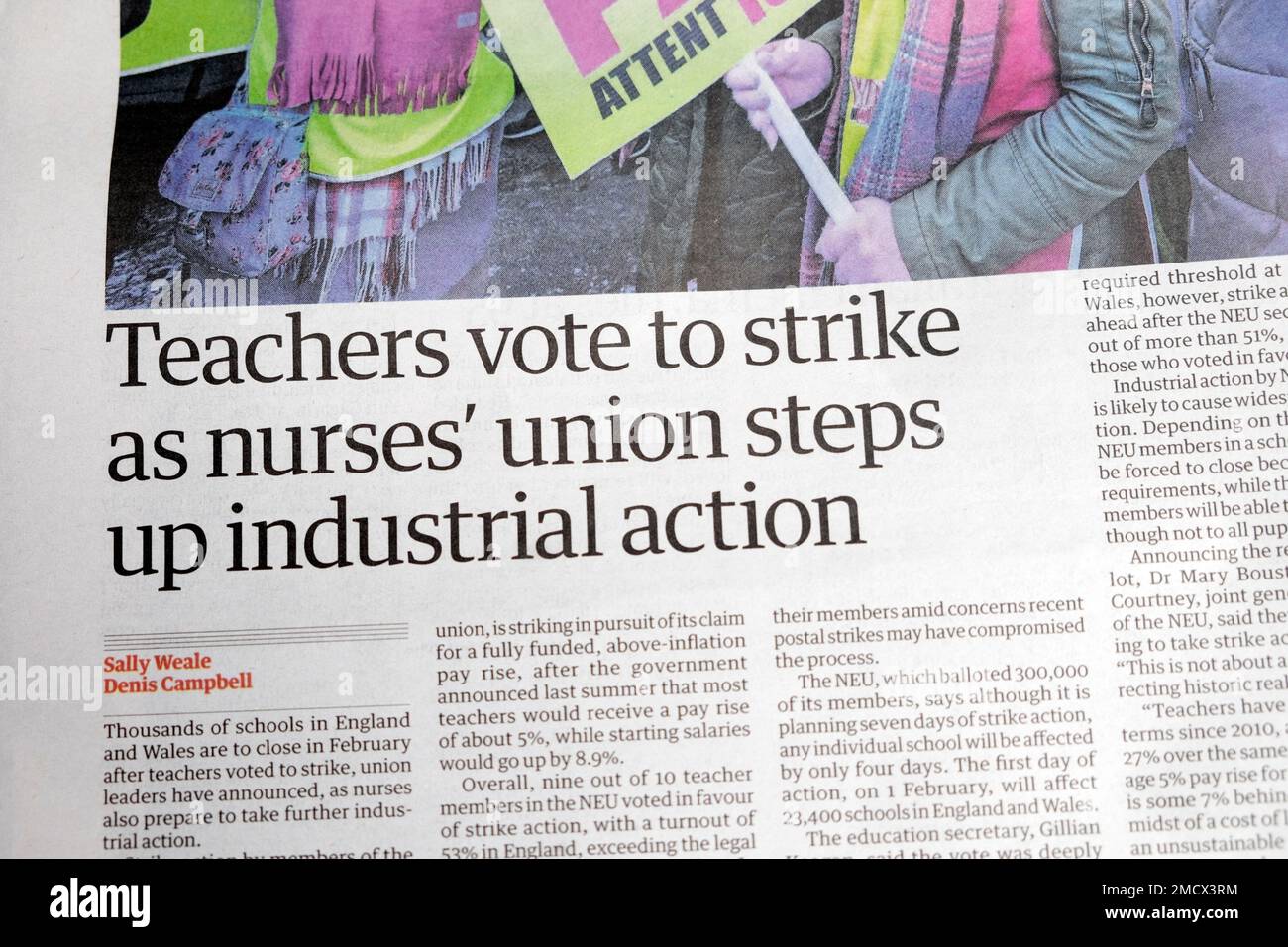 "Les enseignants votent pour la grève alors que le syndicat des infirmières augmente l'action industrielle" le journal Guardian titre écoles article couper le 17 janvier 2023 Londres UK Banque D'Images