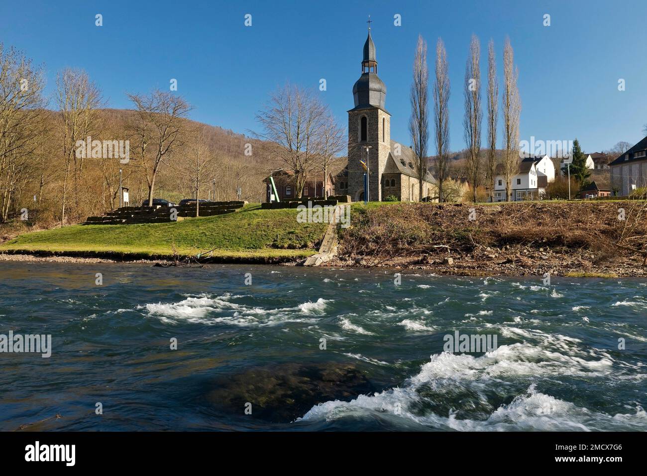 La rivière Lenne avec l'église de Saint Joseph in Nachrodt, Nachrodt-Wiblingwerde, pays aigre, Rhénanie-du-Nord-Westphalie, Allemagne Banque D'Images