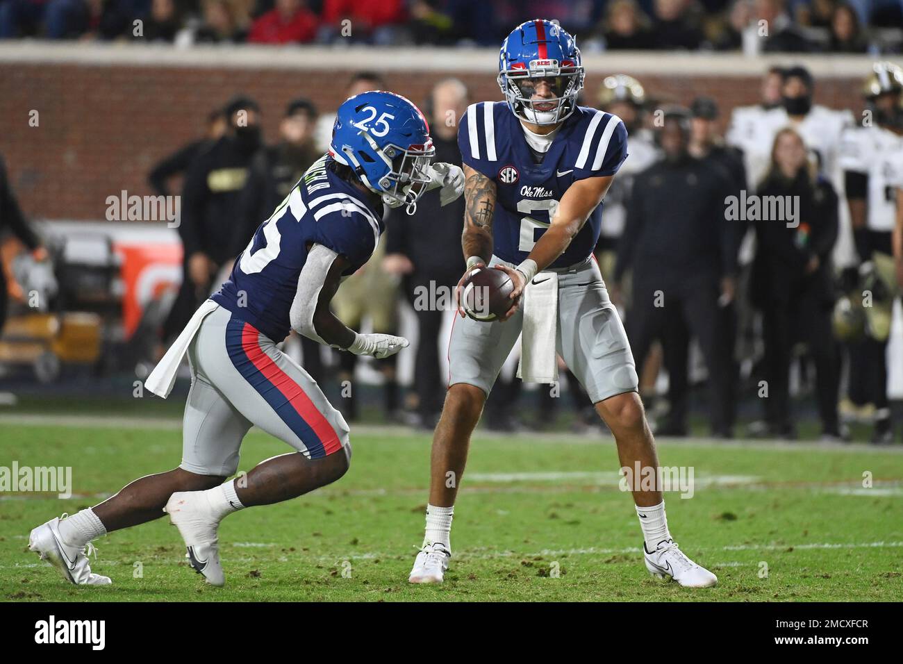 Mississippi quarterback Matt Corral (2) hands the ball off to running back Henry Parrish Jr. (25) during the second half of an NCAA college football game against Vanderbilt in Oxford, Miss., Saturday, Nov. 20, 2021. Mississippi won 31-17. (AP Photo/Thomas Graning) Banque D'Images