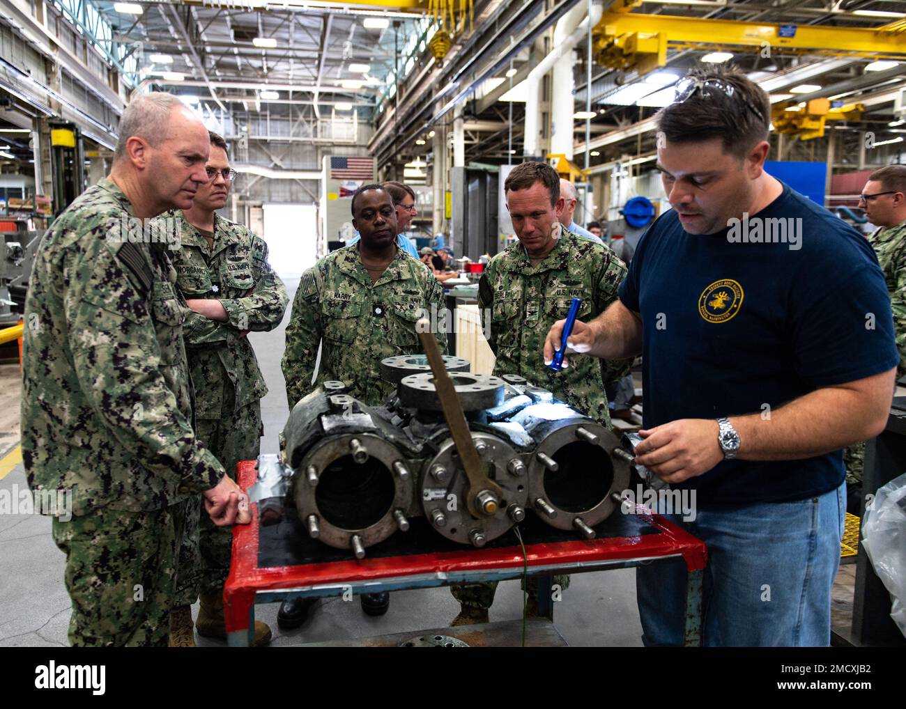 SILVERDALE, Washington (11 juillet 2022) – Trident Reit Facility, la direction de Bangor (TRFB) discute des opérations quotidiennes avec les États-Unis Mark Behning (à gauche), commandant, sous-marin Groupe 9, lors d'une visite des installations de TRFB. TRFB soutient la mission de dissuasion stratégique du pays en réparant, en remaniant progressivement et en modernisant les sous-marins de missiles balistiques stratégiques de la flotte du Pacifique pendant les réinstallations. Banque D'Images