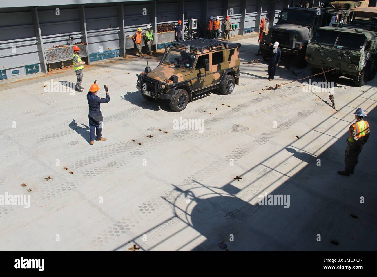 ÉTATS-UNIS Le soldat de l'armée guide un véhicule de l'armée australienne sur un véhicule américain Navire de soutien logistique de l’armée-3 « général Brehon B. Somervell » pendant l’exercice Koolendong 22 à Darwin Port, territoire du Nord, Australie, 12 juillet 2022. L'exercice Koolendong 22 est un exercice de force combiné et conjoint axé sur les opérations de base expéditionnaires avancées menées par les États-Unis Marines, États-Unis Soldats, États-Unis Les aviateurs et le personnel de la Force de défense australienne. Banque D'Images