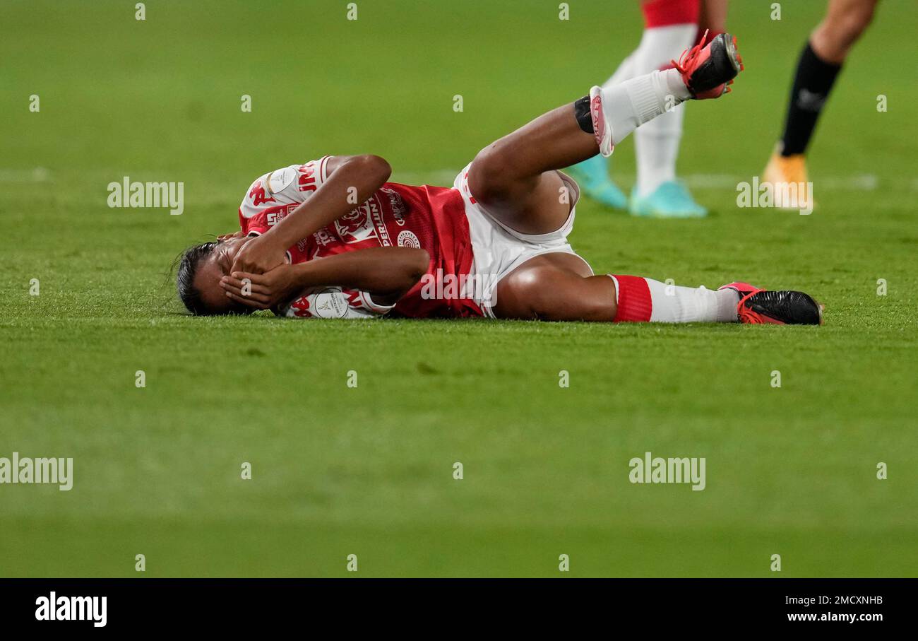 Monica Ramos of Colombia's Independiente Santa Fe grimaces in pain during a Copa Libertadores Women's soccer final match against Brazil's Corinthians at Gran Parque Central stadium, in Montevideo, Uruguay, Sunday, Nov.21, 2021. (AP Photo/Natacha Pisarenko) Banque D'Images