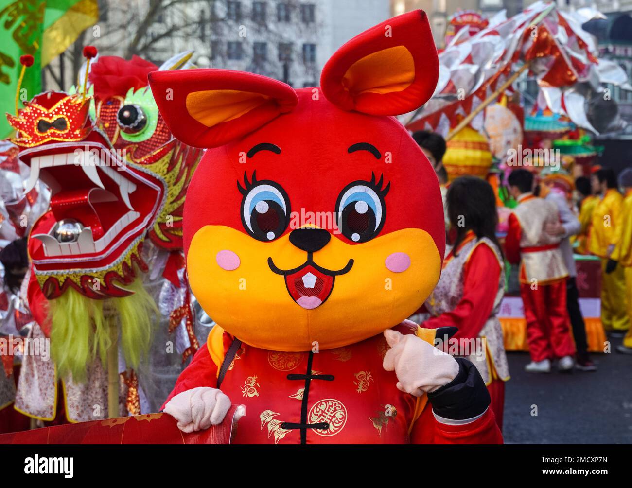 Londres, Royaume-Uni. 22nd janvier 2023. Des artistes qui participent au défilé traditionnel chinois du nouvel an à Londres Chinatown célèbrent le nouvel an lunaire 2023, année du lapin. Credit: Marcin Rogozinski/Alay Live News Banque D'Images