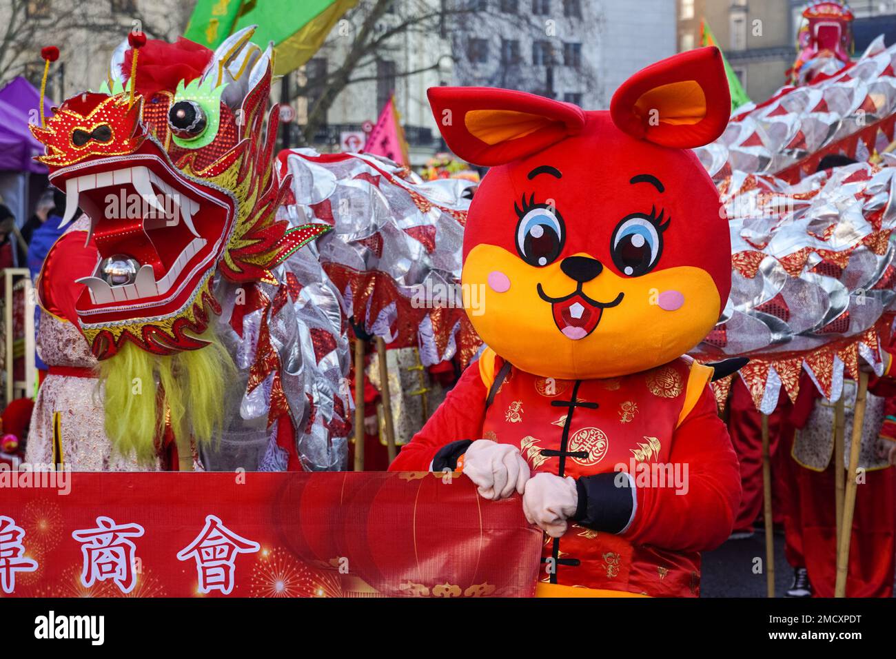 Londres, Royaume-Uni. 22nd janvier 2023. Des artistes qui participent au défilé traditionnel chinois du nouvel an à Londres Chinatown célèbrent le nouvel an lunaire 2023, année du lapin. Credit: Marcin Rogozinski/Alay Live News Banque D'Images