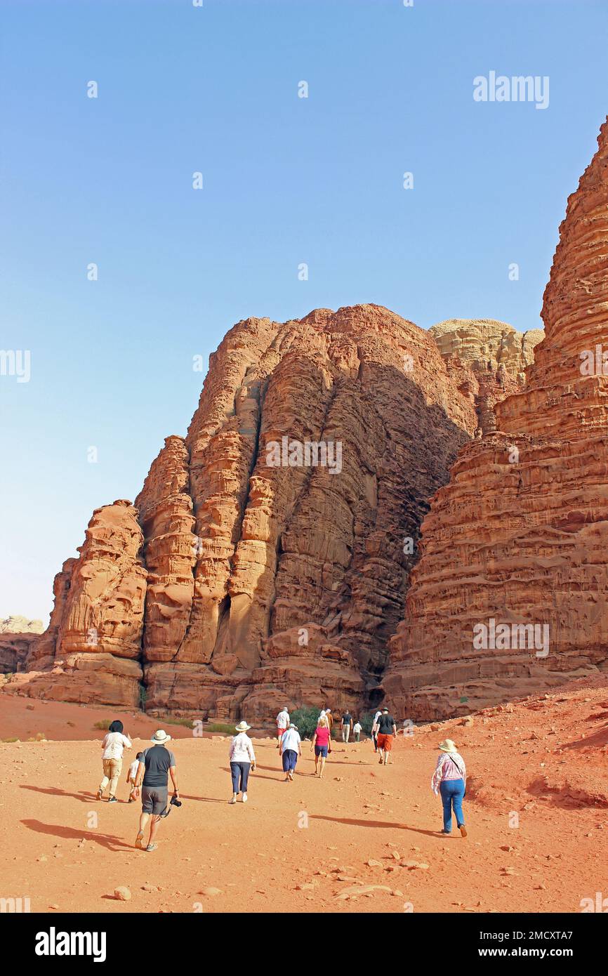 Touristes approchant le canyon de Khazali à Wadi Rum - le site des pétroglyphes nabatéens Banque D'Images