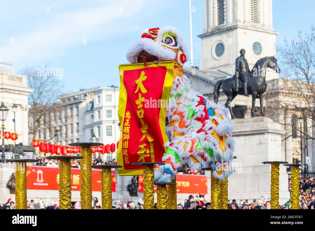 Londres, Royaume-Uni. 22 janvier 2023. Les frères Chen exécutent une danse de lion volante à Trafalgar Square, une partie de la plus grande célébration hors de l'Asie pour le Festival du printemps, les Chinois et le nouvel an lunaire du lapin. Des dizaines de milliers de personnes assistent aux festivités qui reviennent après la pandémie, avec le défilé populaire, les danses de lion et de dragon autour de Chinatown et des spectacles sur scène à Trafalgar Square. Credit: Stephen Chung / Alamy Live News Banque D'Images