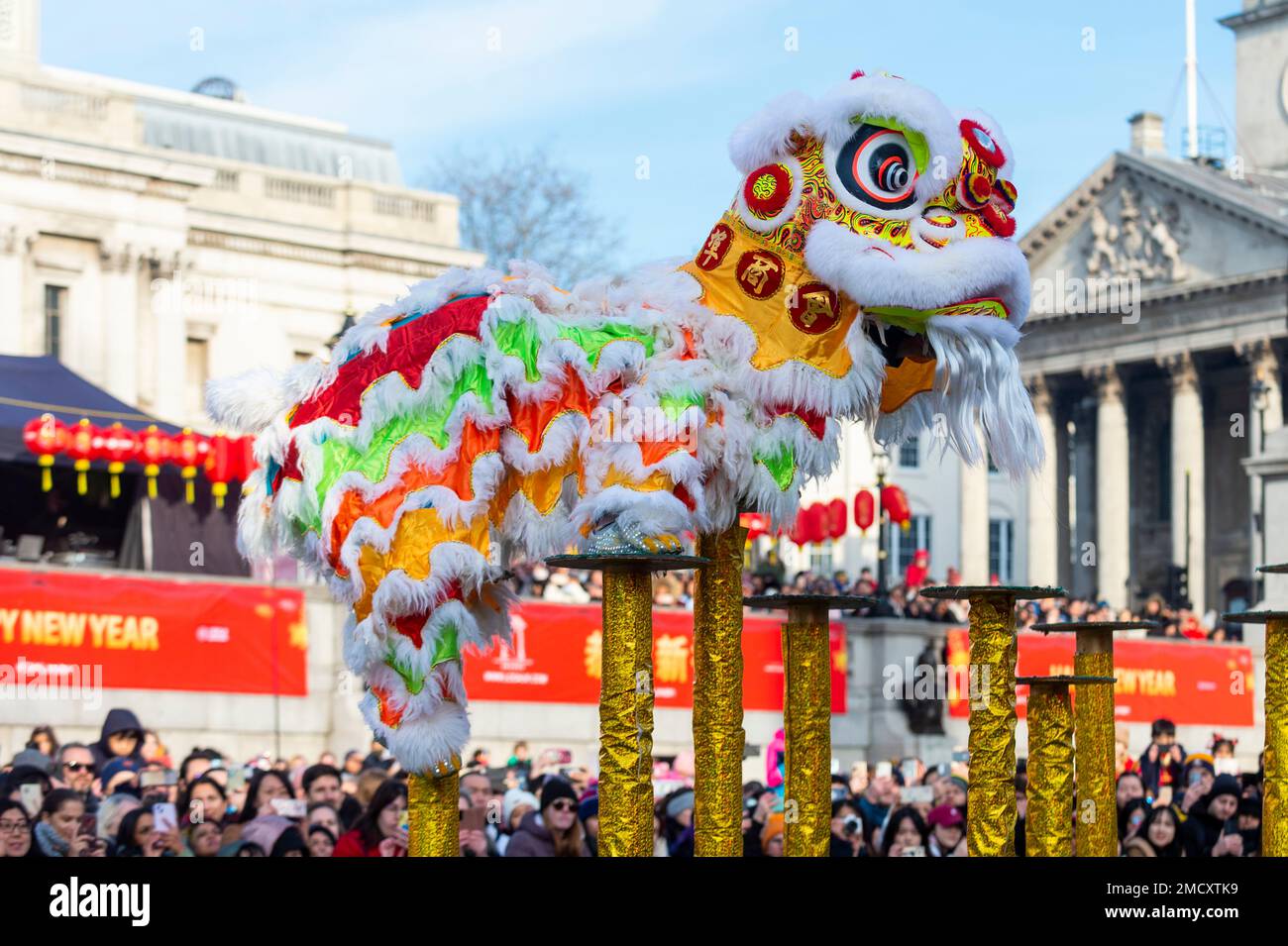 Londres, Royaume-Uni. 22 janvier 2023. Les frères Chen exécutent une danse de lion volante à Trafalgar Square, une partie de la plus grande célébration hors de l'Asie pour le Festival du printemps, les Chinois et le nouvel an lunaire du lapin. Des dizaines de milliers de personnes assistent aux festivités qui reviennent après la pandémie, avec le défilé populaire, les danses de lion et de dragon autour de Chinatown et des spectacles sur scène à Trafalgar Square. Credit: Stephen Chung / Alamy Live News Banque D'Images