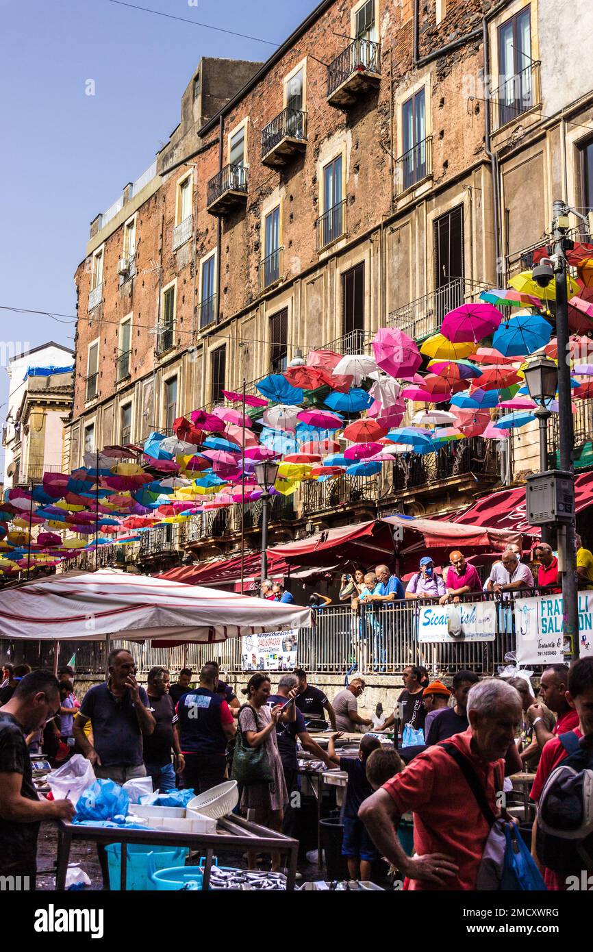 Marché aux poissons de Catane sous une mer de parasols aux couleurs vives. Banque D'Images