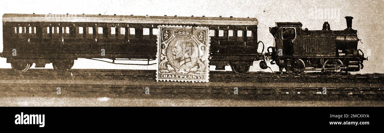 Un train de chemin de fer miniature supplémentaire de 1930 - échelle 2mm au pied - montrant sa taille par rapport à un timbre-poste. Banque D'Images