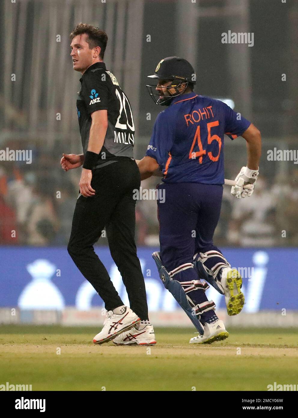 New Zealand's Adam Milne, left, reacts as India's captain Rohit Sharma, right, runs between the wickets to score during the third Twenty20 cricket match between India and New Zealand in Kolkata, India, Sunday, Nov. 21, 2021. (AP Photo/Bikas Das) Banque D'Images