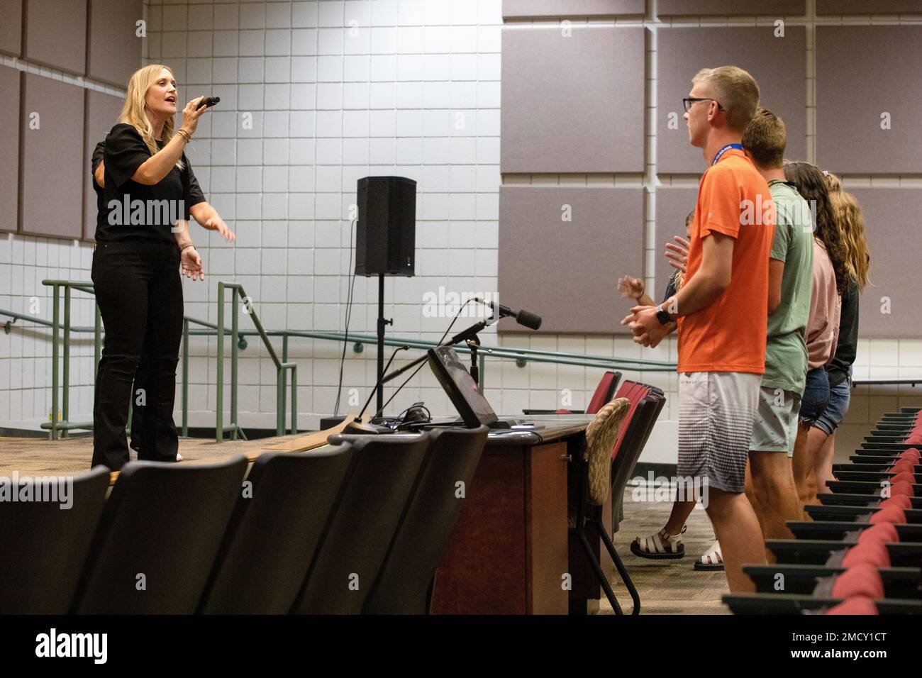 Vocaloocity, un groupe de chant acapella basé dans l'Utah, se produit pour les délégués des élèves du secondaire pendant la Freedom Academy à Camp Williams, Utah, 11 juillet 2022. L'Académie de la liberté promeut les idéaux et les principes des États-Unis d'Amérique, un sens du patriotisme et la motivation à participer activement à la préservation de notre liberté. Banque D'Images