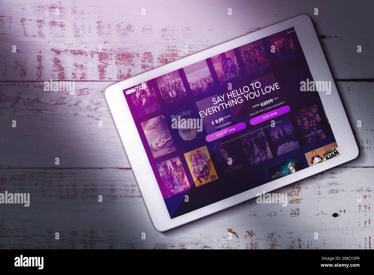 MÁLAGA - ESPAGNE - 21 DÉCEMBRE 2022: Vue du dessus de la tablette numérique streaming HBO à l'écran. Application HBO Max pour films et séries. Banque D'Images