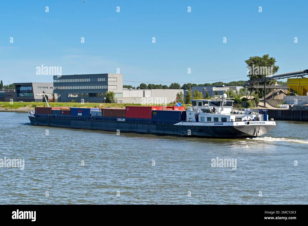 Rotterdam, Nertherlands - août 2022 : cargo transportant des conteneurs d'expédition sur la rivière Nieuwe Maas. Banque D'Images