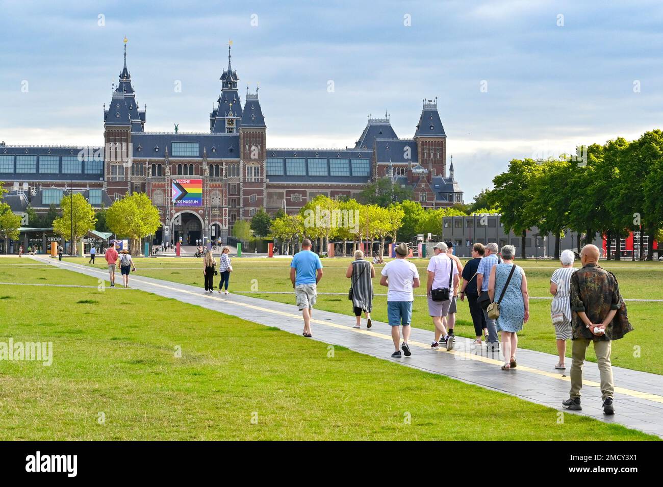 Amsterdam, pays-Bas - août 2022 : personnes marchant dans un parc en direction du célèbre musée Rijks dans le centre-ville Banque D'Images