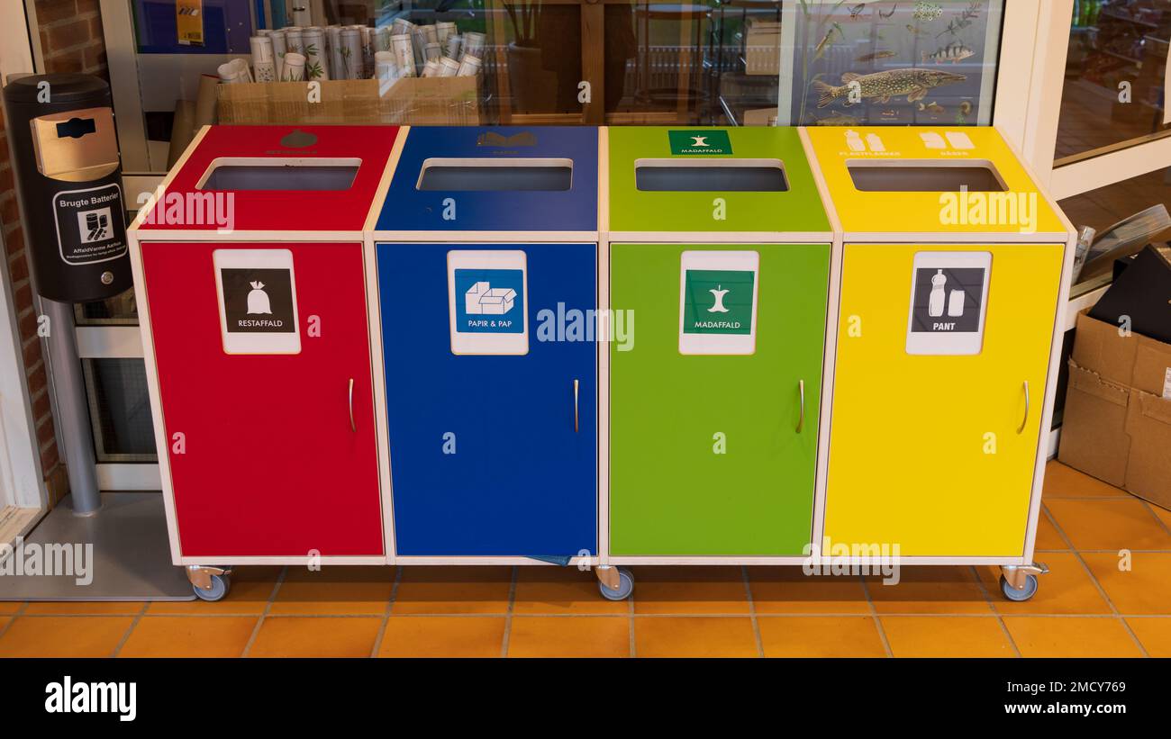 Aarhus, Danemark - 16 novembre 2022: Séparation des déchets dans différentes poubelles colorées avec texte danois pour les emballages en plastique, les aliments, le papier, le carton et les déchets résiduels Banque D'Images