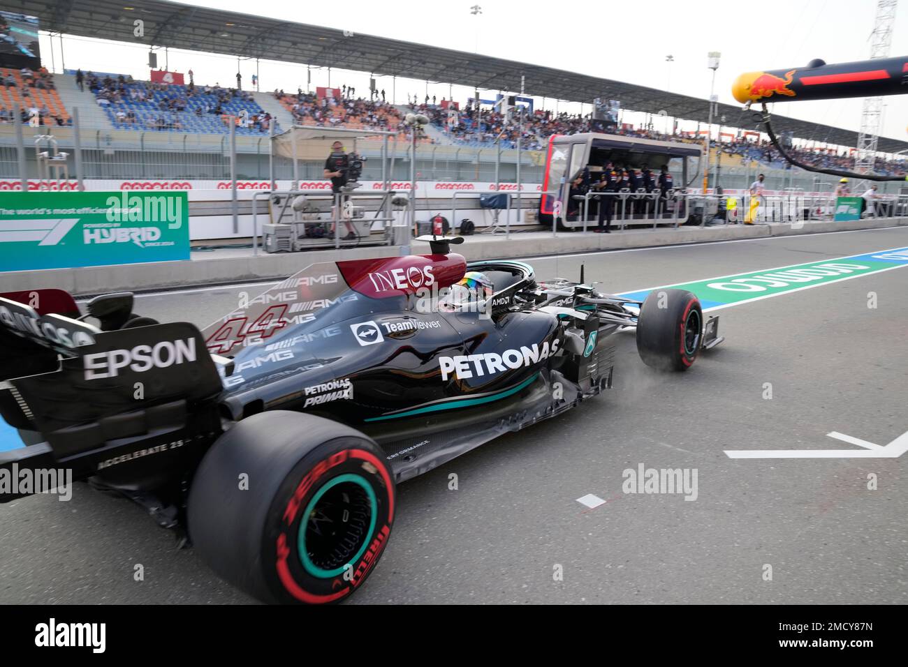 Mercedes driver Lewis Hamilton of Britain leaves the pit lane during practice session in Lusail, Qatar, Saturday, Nov. 20, 2021 ahead of the Qatar Formula One Grand Prix. (AP Photo/Darko Bandic) Banque D'Images