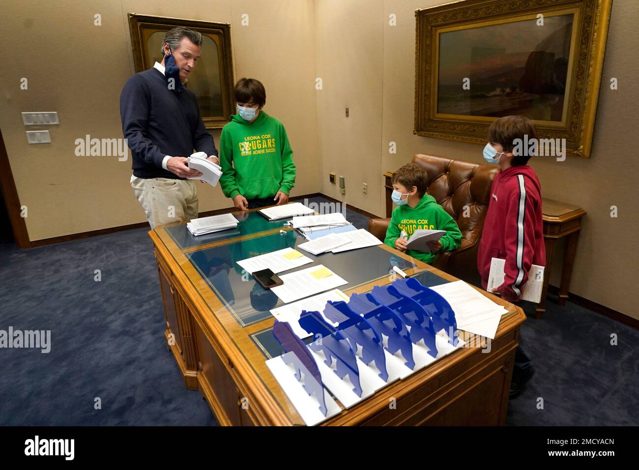California Gov. Gavin Newsom explains some of the work he does to Obey Uribe, 12, second from left at the governor's Capitol office in Sacramento, Calif., Friday, Nov. 19, 2021. Uribe and his brothers, Nathaniel, 7, seated and Elijah, 11, were touring the building with their grandmother when they ran into Newsom who took them on a tour of his office. Newsom was making one of his last visits to his Capitol office before he, his staff, the lieutenant governor and lawmakers move from the Capitol East Annex to a temporary office building during the construction of the new Capitol Annex. (AP Photo/ Banque D'Images