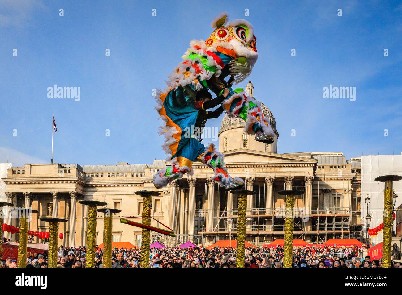 Londres, Royaume-Uni. 22nd janvier 2023. La danse du lion est interprétée par les frères Chen à une grande foule sur Trafalgar Square. Les artistes participent au festival chinois du printemps du nouvel an en déguisements colorés à la foule sur Trafalgar Square. Le festival dynamique retourne dans les rues de Soho et Chinatown pour la première fois depuis 2019 dans sa pleine taille, et est la plus grande célébration du nouvel an lunaire chinois hors de Chine. 2023 est l'année du lapin. Credit: Imagetraceur/Alamy Live News Banque D'Images