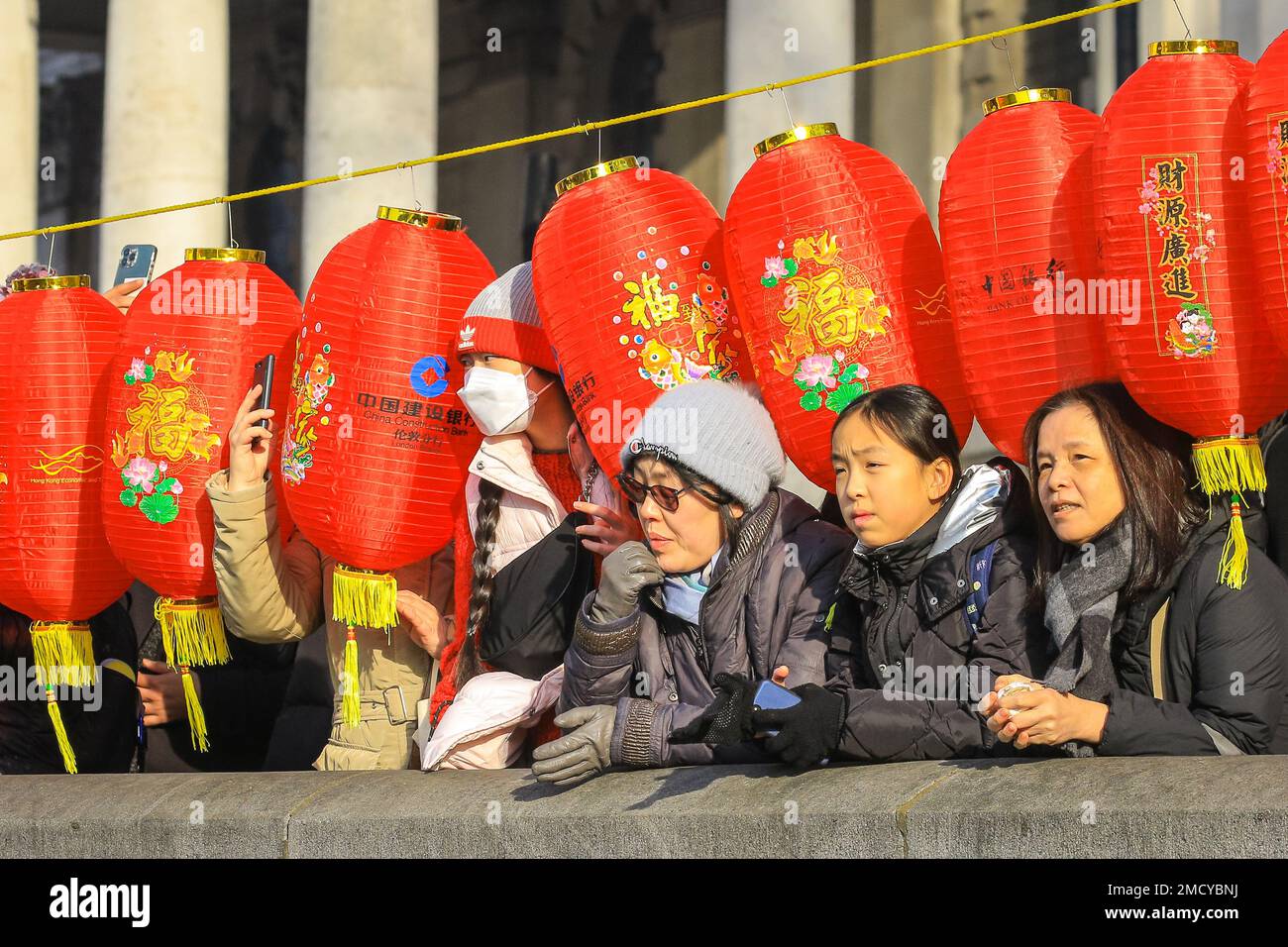 Londres, Royaume-Uni. 22nd janvier 2023. Les gens regardent les performances. Les artistes participent au festival chinois du printemps du nouvel an en déguisements colorés à la foule sur Trafalgar Square. Le festival dynamique retourne dans les rues de Soho et Chinatown pour la première fois depuis 2019 dans sa pleine taille, et est la plus grande célébration du nouvel an lunaire chinois hors de Chine. 2023 est l'année du lapin. Credit: Imagetraceur/Alamy Live News Banque D'Images