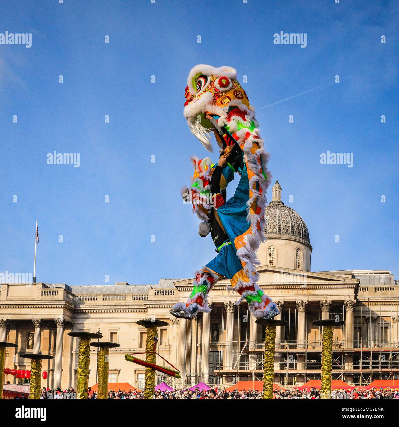 Londres, Royaume-Uni. 22nd janvier 2023. La danse du lion est interprétée par les frères Chen à une grande foule sur Trafalgar Square. Les artistes participent au festival chinois du printemps du nouvel an en déguisements colorés à la foule sur Trafalgar Square. Le festival dynamique retourne dans les rues de Soho et Chinatown pour la première fois depuis 2019 dans sa pleine taille, et est la plus grande célébration du nouvel an lunaire chinois hors de Chine. 2023 est l'année du lapin. Credit: Imagetraceur/Alamy Live News Banque D'Images