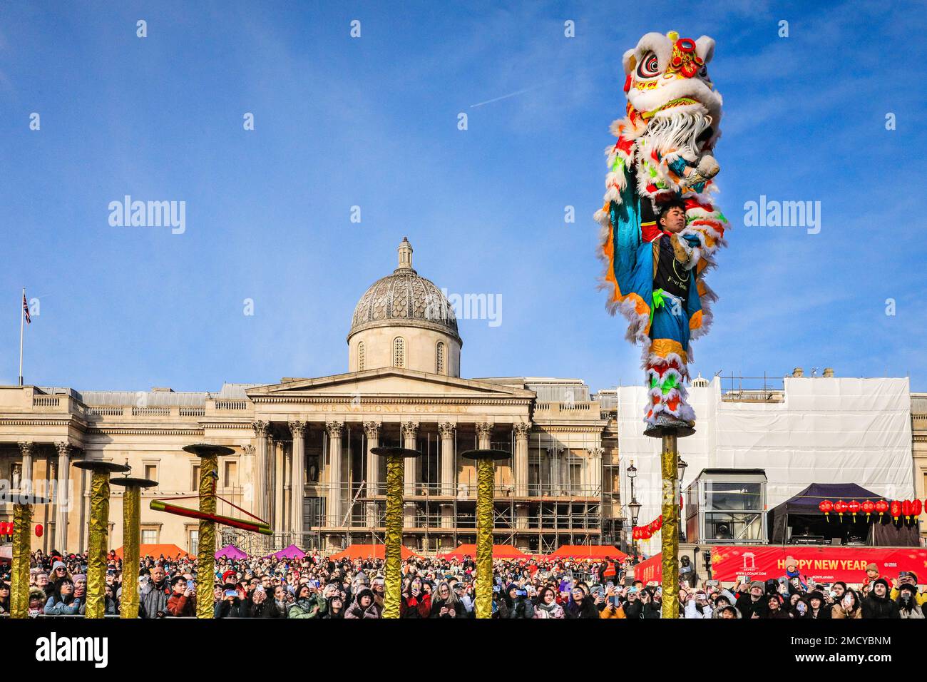 Londres, Royaume-Uni. 22nd janvier 2023. La danse du lion est interprétée par les frères Chen à une grande foule sur Trafalgar Square. Les artistes participent au festival chinois du printemps du nouvel an en déguisements colorés à la foule sur Trafalgar Square. Le festival dynamique retourne dans les rues de Soho et Chinatown pour la première fois depuis 2019 dans sa pleine taille, et est la plus grande célébration du nouvel an lunaire chinois hors de Chine. 2023 est l'année du lapin. Credit: Imagetraceur/Alamy Live News Banque D'Images