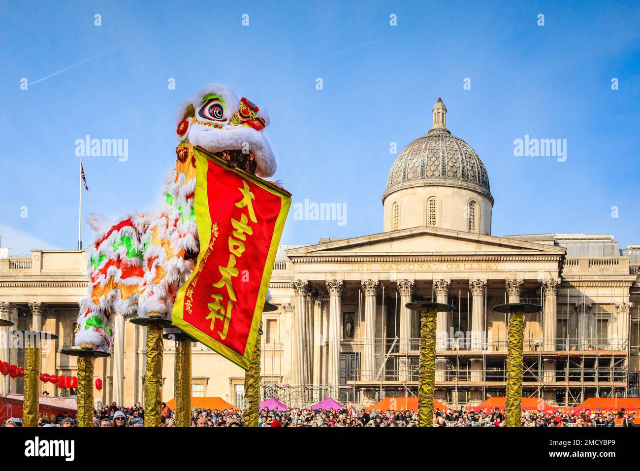 Londres, Royaume-Uni. 22nd janvier 2023. La danse du lion est interprétée par les frères Chen à une grande foule sur Trafalgar Square. Les artistes participent au festival chinois du printemps du nouvel an en déguisements colorés à la foule sur Trafalgar Square. Le festival dynamique retourne dans les rues de Soho et Chinatown pour la première fois depuis 2019 dans sa pleine taille, et est la plus grande célébration du nouvel an lunaire chinois hors de Chine. 2023 est l'année du lapin. Credit: Imagetraceur/Alamy Live News Banque D'Images