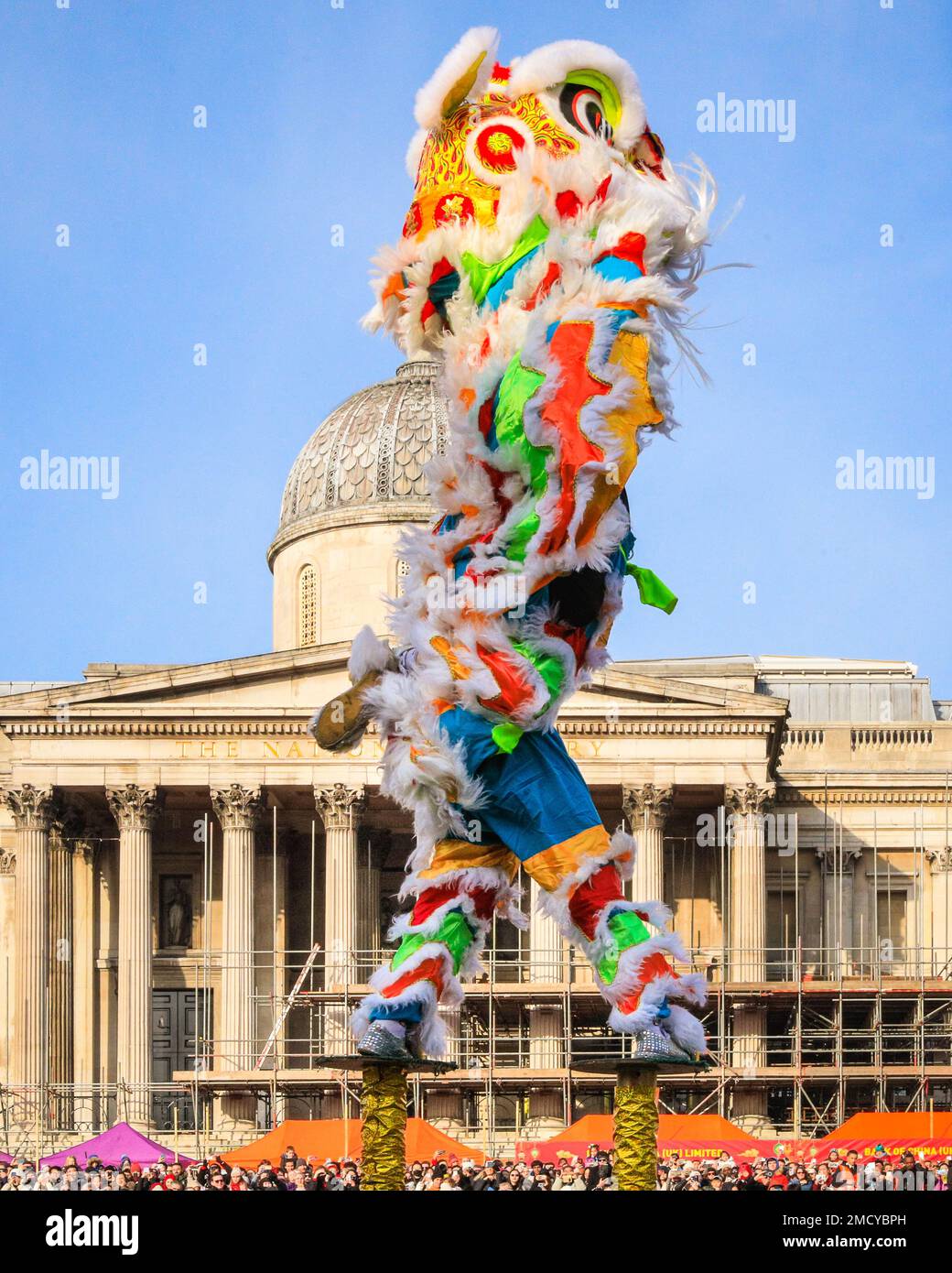 Londres, Royaume-Uni. 22nd janvier 2023. La danse du lion est interprétée par les frères Chen à une grande foule sur Trafalgar Square. Les artistes participent au festival chinois du printemps du nouvel an en déguisements colorés à la foule sur Trafalgar Square. Le festival dynamique retourne dans les rues de Soho et Chinatown pour la première fois depuis 2019 dans sa pleine taille, et est la plus grande célébration du nouvel an lunaire chinois hors de Chine. 2023 est l'année du lapin. Credit: Imagetraceur/Alamy Live News Banque D'Images