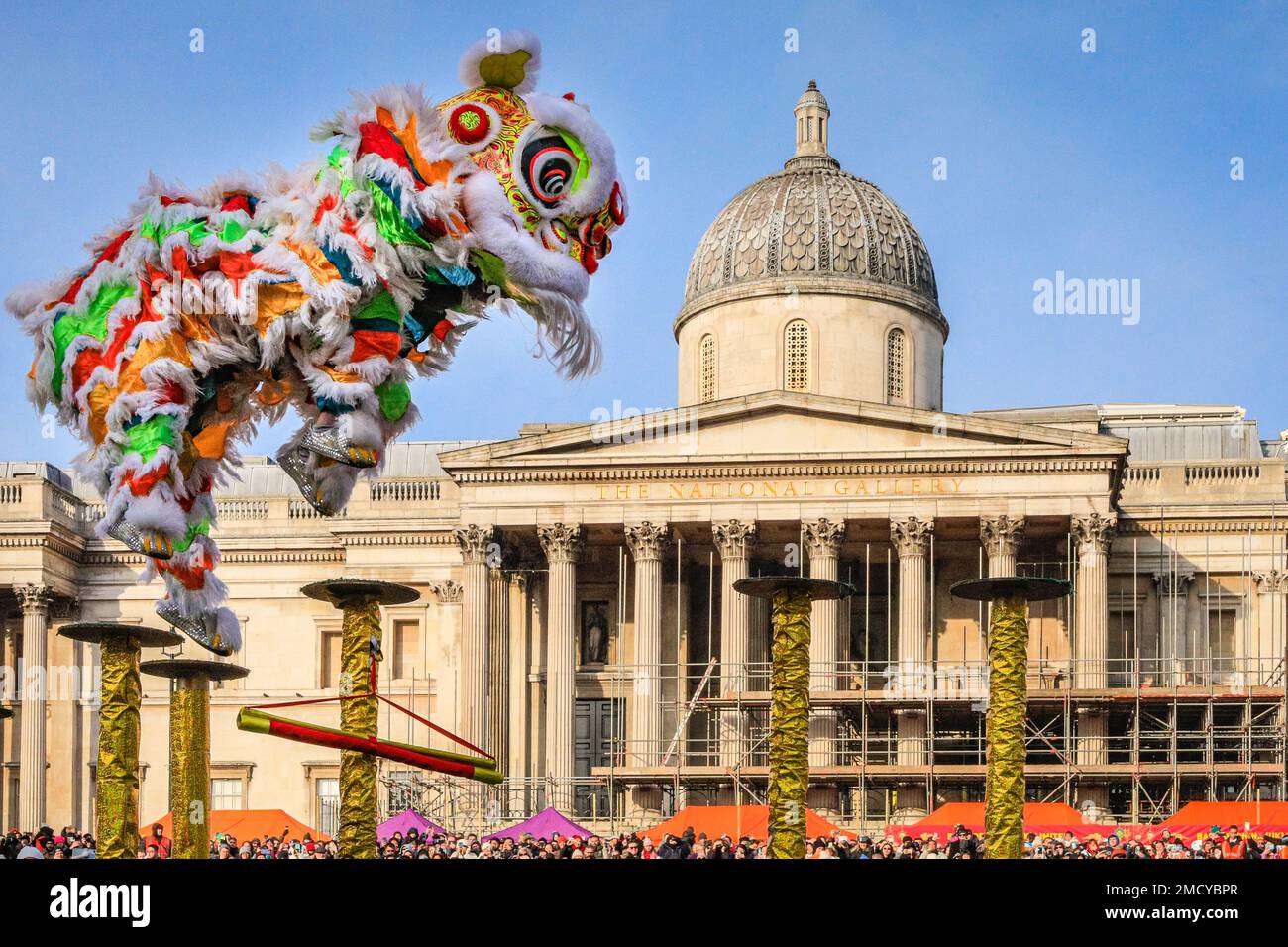 Londres, Royaume-Uni. 22nd janvier 2023. La danse du lion est interprétée par les frères Chen à une grande foule sur Trafalgar Square. Les artistes participent au festival chinois du printemps du nouvel an en déguisements colorés à la foule sur Trafalgar Square. Le festival dynamique retourne dans les rues de Soho et Chinatown pour la première fois depuis 2019 dans sa pleine taille, et est la plus grande célébration du nouvel an lunaire chinois hors de Chine. 2023 est l'année du lapin. Credit: Imagetraceur/Alamy Live News Banque D'Images