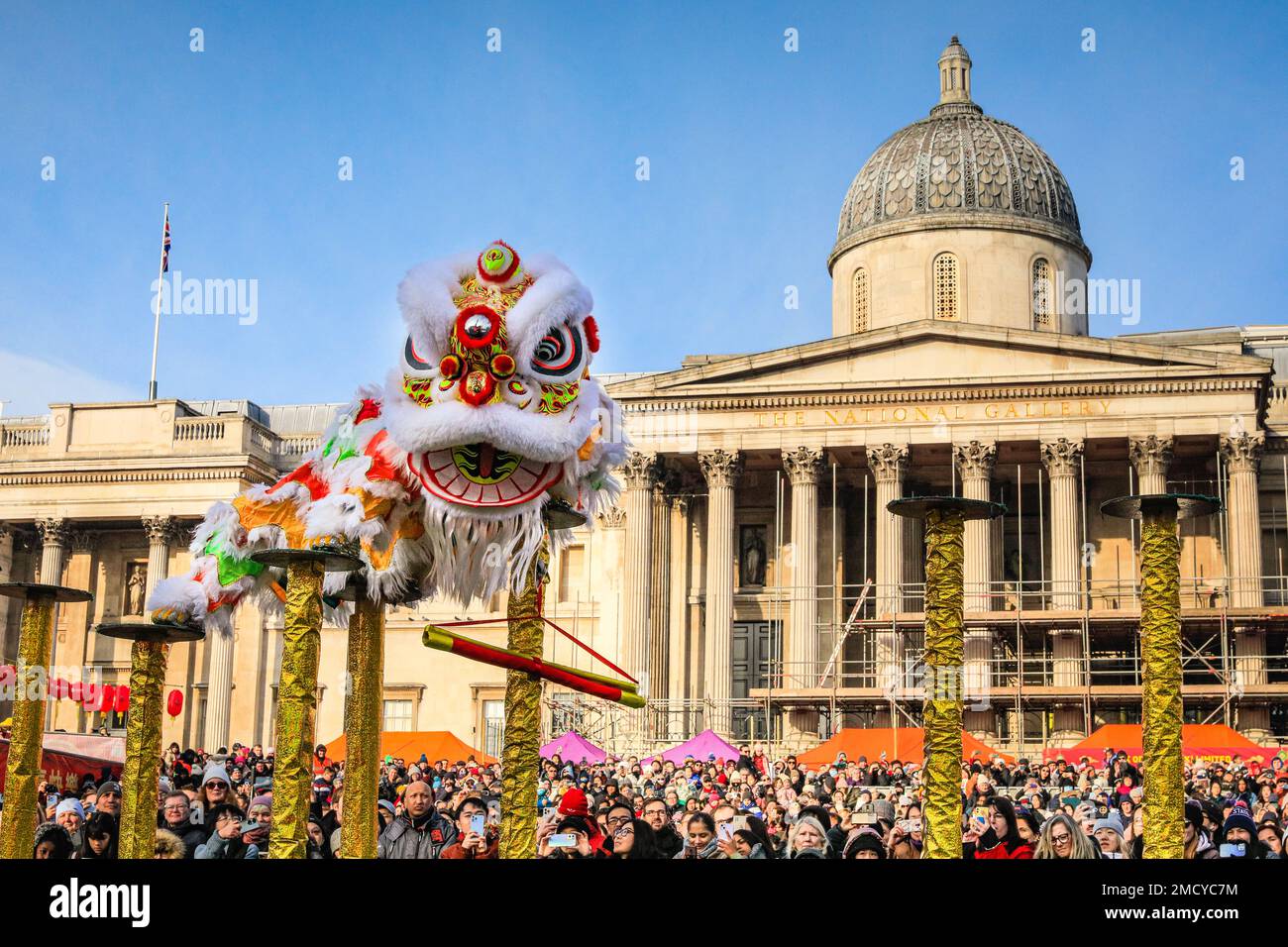 Londres, Royaume-Uni. 22nd janvier 2023. La danse du lion est interprétée par les frères Chen à une grande foule sur Trafalgar Square. Les artistes participent au festival chinois du printemps du nouvel an en déguisements colorés à la foule sur Trafalgar Square. Le festival dynamique retourne dans les rues de Soho et Chinatown pour la première fois depuis 2019 dans sa pleine taille, et est la plus grande célébration du nouvel an lunaire chinois hors de Chine. 2023 est l'année du lapin. Credit: Imagetraceur/Alamy Live News Banque D'Images