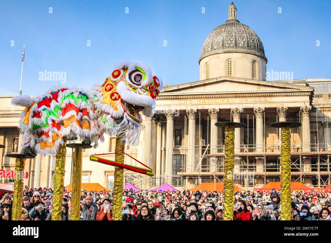 Londres, Royaume-Uni. 22nd janvier 2023. La danse du lion est interprétée par les frères Chen à une grande foule sur Trafalgar Square. Les artistes participent au festival chinois du printemps du nouvel an en déguisements colorés à la foule sur Trafalgar Square. Le festival dynamique retourne dans les rues de Soho et Chinatown pour la première fois depuis 2019 dans sa pleine taille, et est la plus grande célébration du nouvel an lunaire chinois hors de Chine. 2023 est l'année du lapin. Credit: Imagetraceur/Alamy Live News Banque D'Images