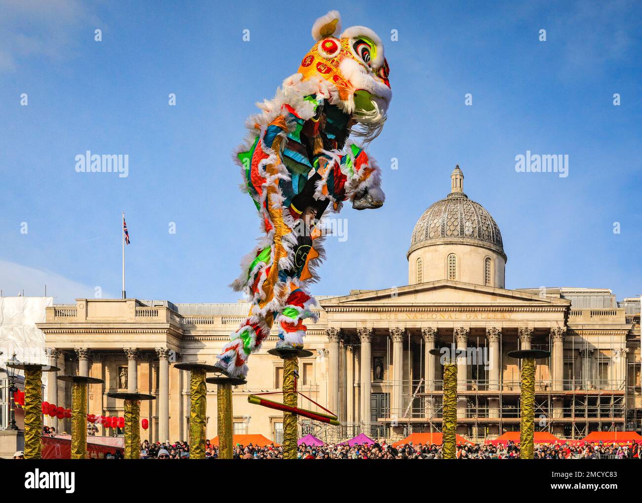 Londres, Royaume-Uni. 22nd janvier 2023. La danse du lion est interprétée par les frères Chen à une grande foule sur Trafalgar Square. Les artistes participent au festival chinois du printemps du nouvel an en déguisements colorés à la foule sur Trafalgar Square. Le festival dynamique retourne dans les rues de Soho et Chinatown pour la première fois depuis 2019 dans sa pleine taille, et est la plus grande célébration du nouvel an lunaire chinois hors de Chine. 2023 est l'année du lapin. Credit: Imagetraceur/Alamy Live News Banque D'Images