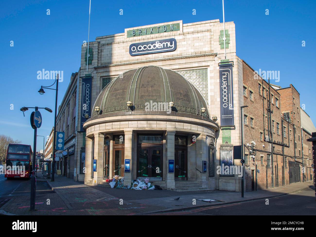 O2 Brixton Academy hommages aux fleurs après fermeture en raison de décès Banque D'Images