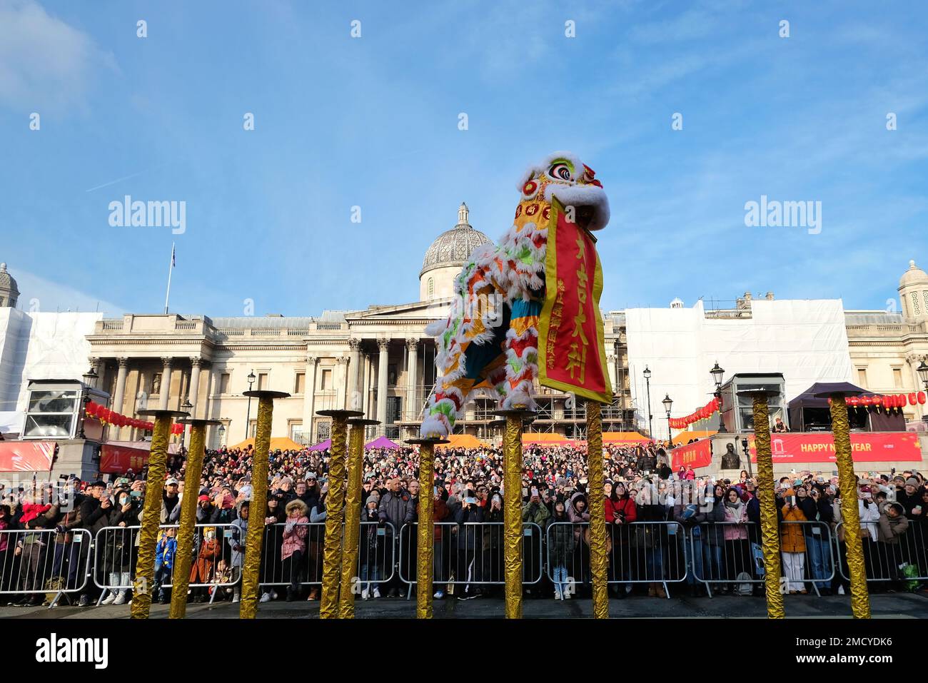 Londres, Royaume-Uni. 22nd janvier 2023. Une danse au lion réalisée par les frères Chen ouvre les célébrations du nouvel an chinois à Trafalgar Square, accueillant l'année du lapin. Des milliers de visiteurs sont attendus pour profiter des festivités de la journée sur la place et dans Chinatown. Crédit : onzième heure Photographie/Alamy Live News Banque D'Images